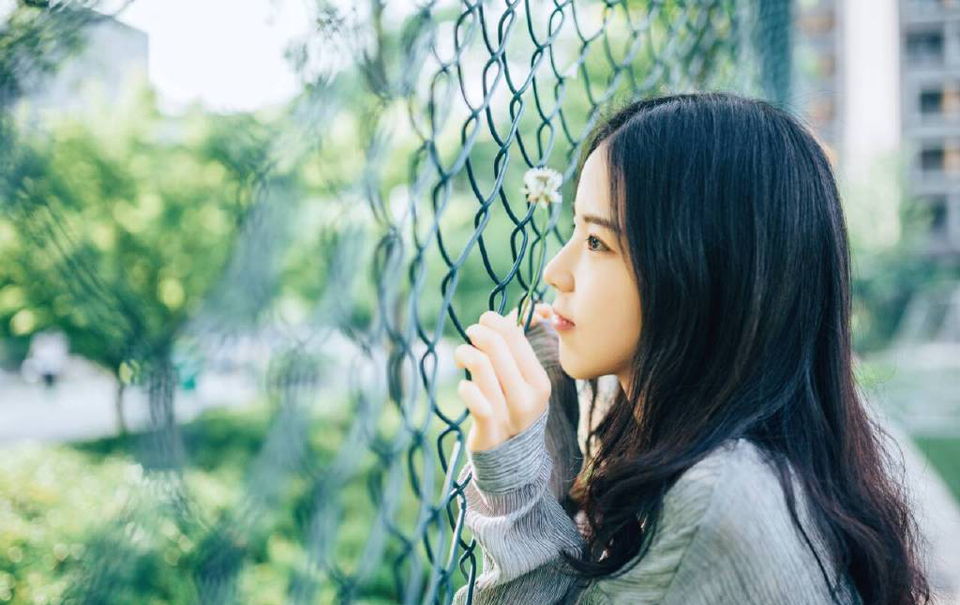 我们从忧患中学得智慧，苦痛中炼出美德来。